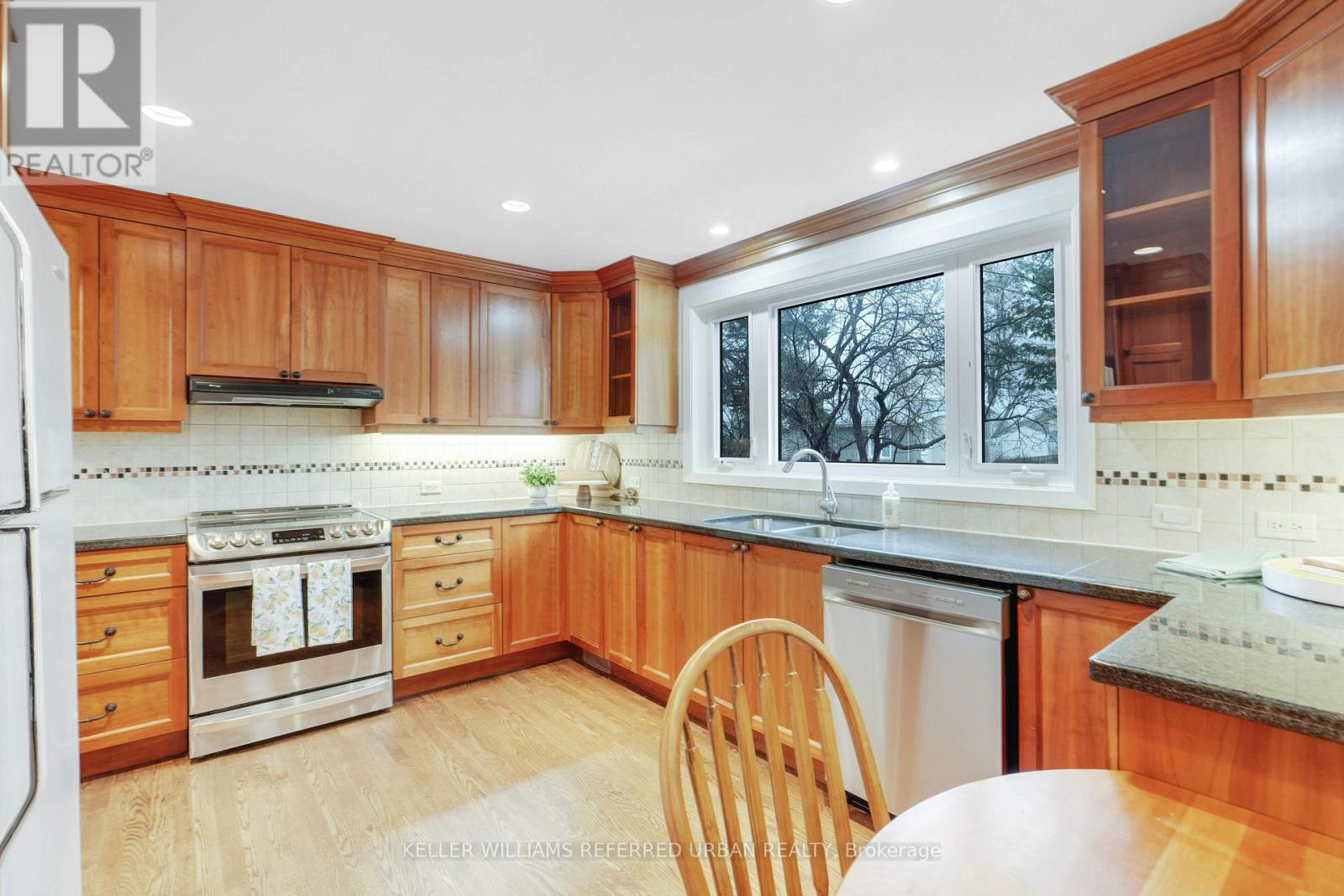 682 Glenhurst Crescent