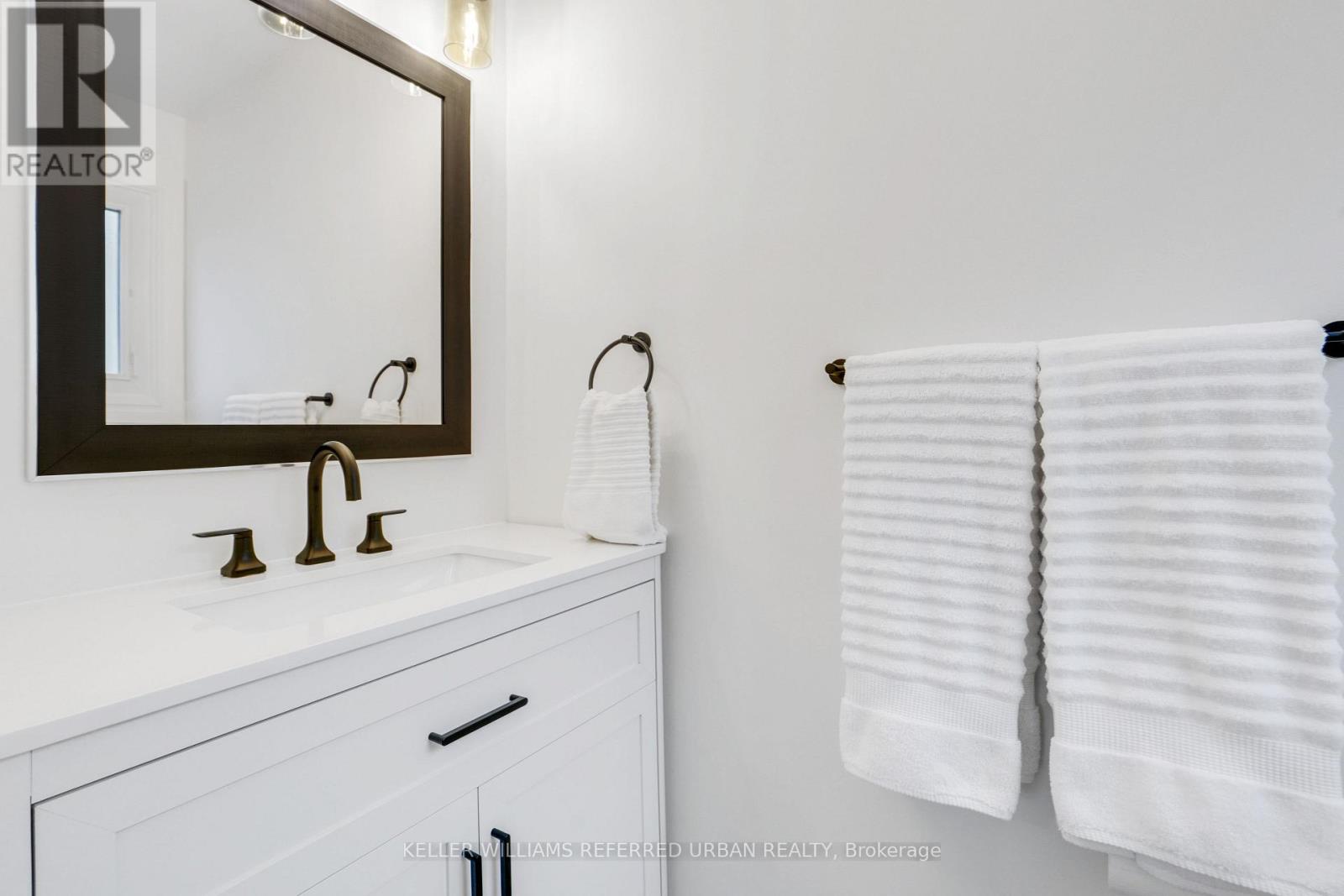 682 Glenhurst Crescent