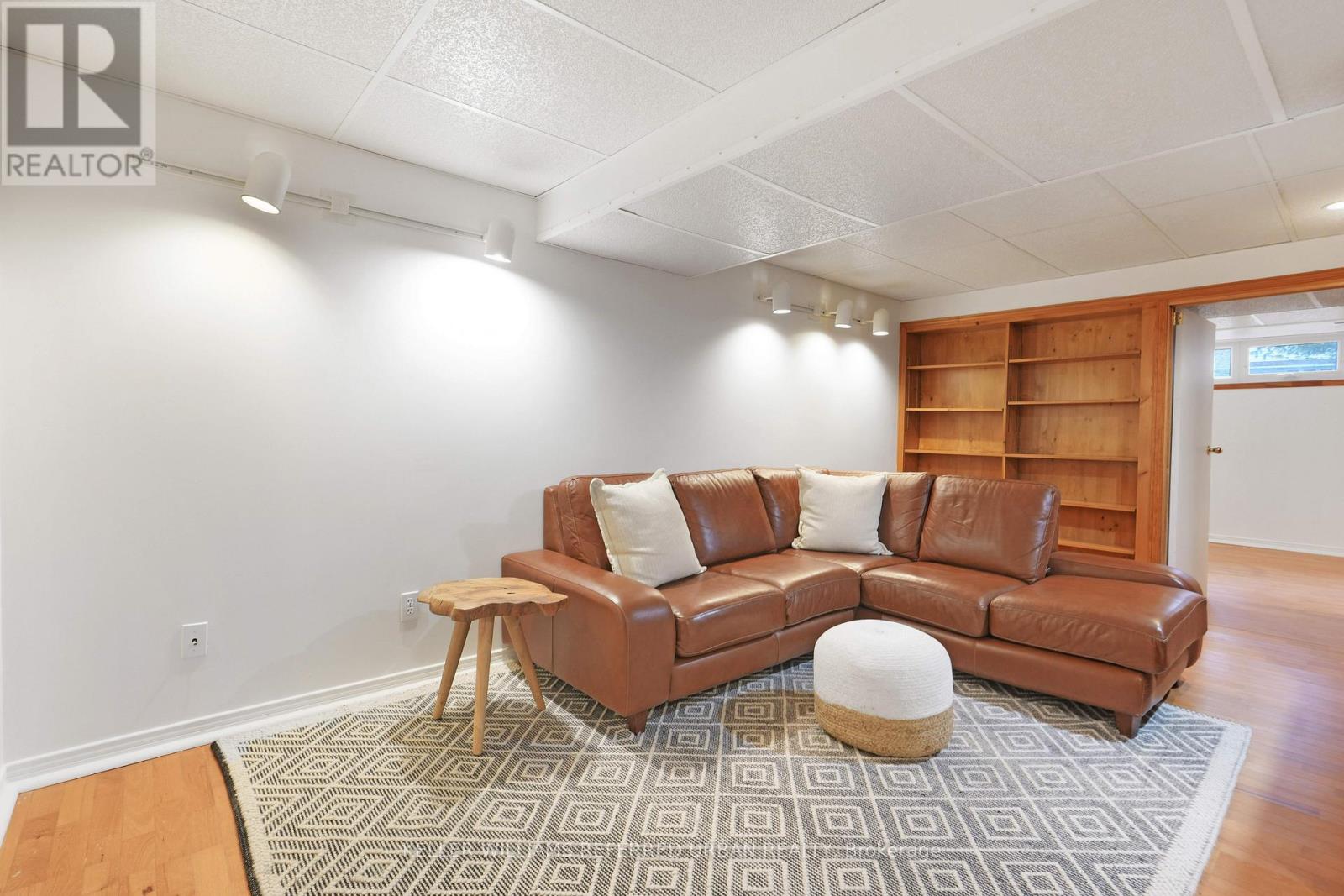 682 Glenhurst Crescent