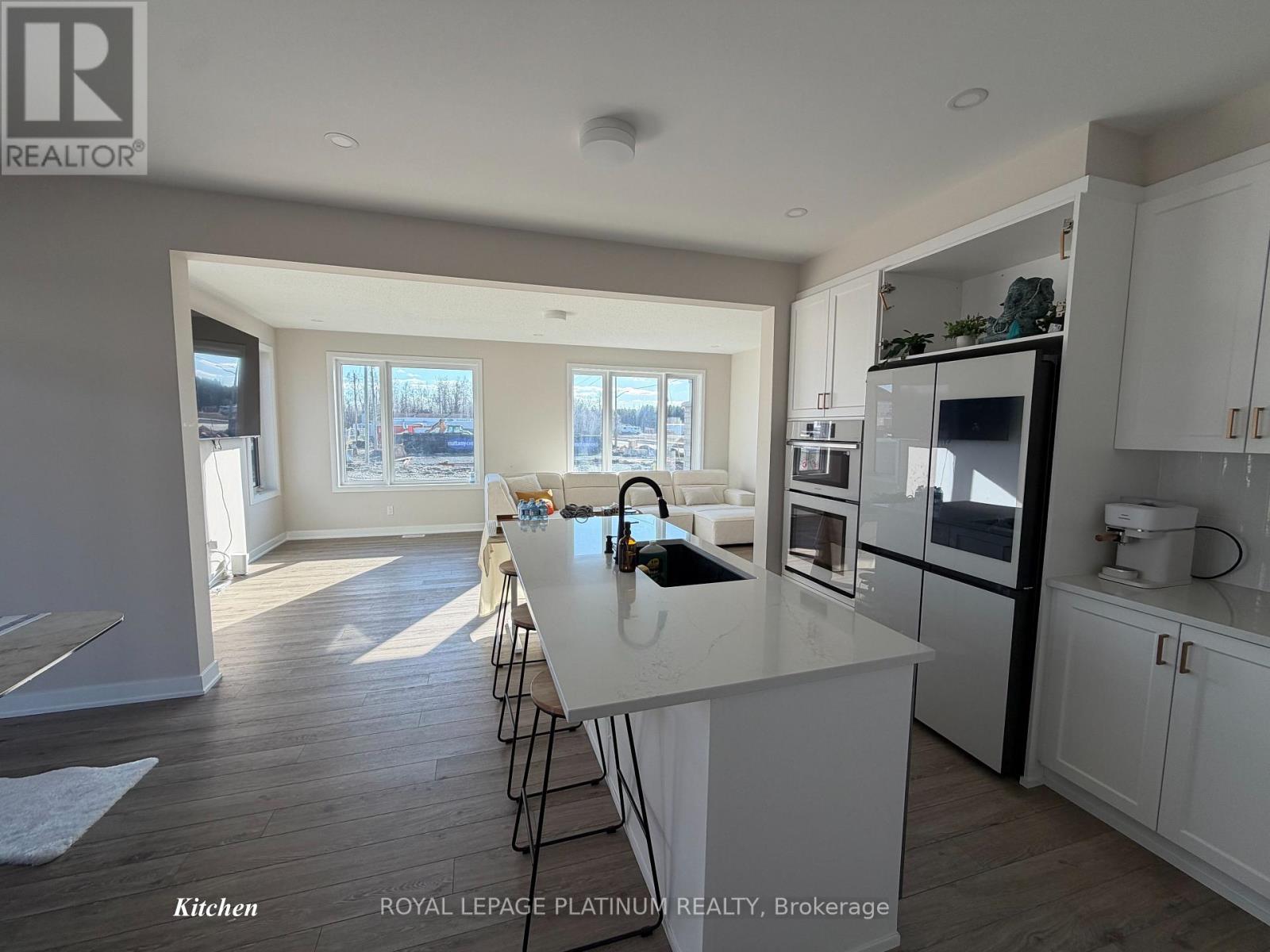 6384 Ottawa Street W