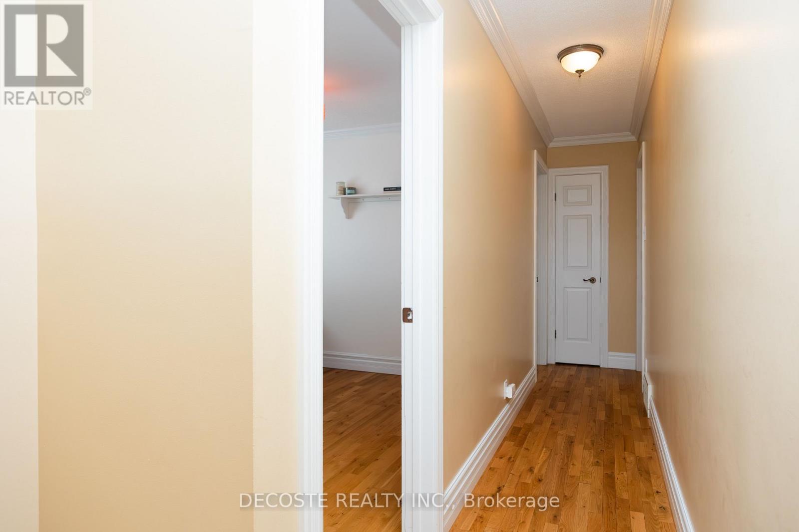 100 Macleod Crescent