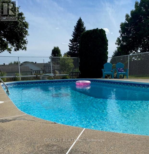 100 Macleod Crescent