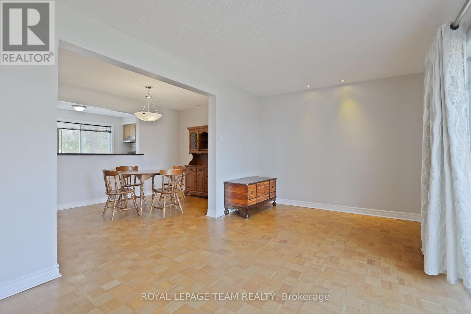 - - 2942 Fairlea Crescent