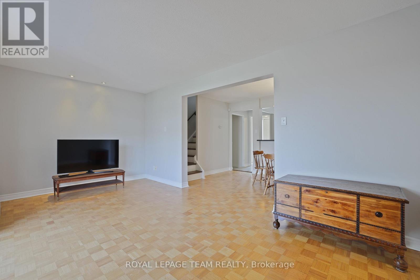 - - 2942 Fairlea Crescent