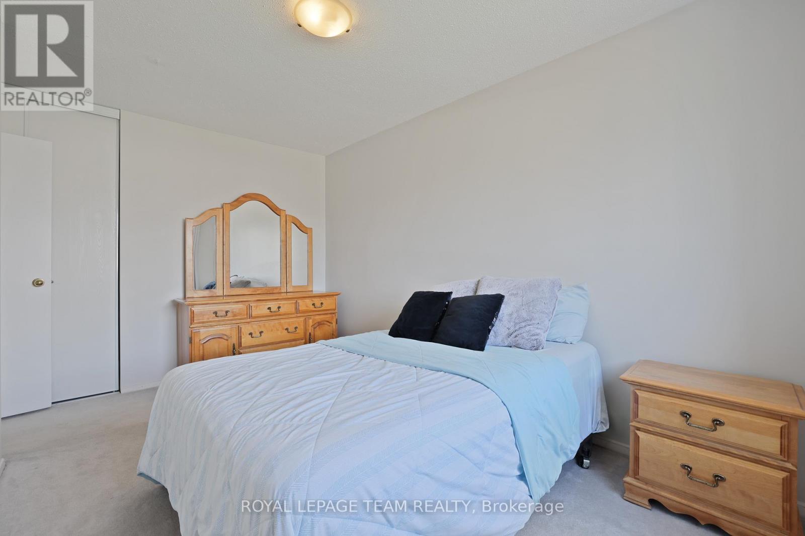 - - 2942 Fairlea Crescent