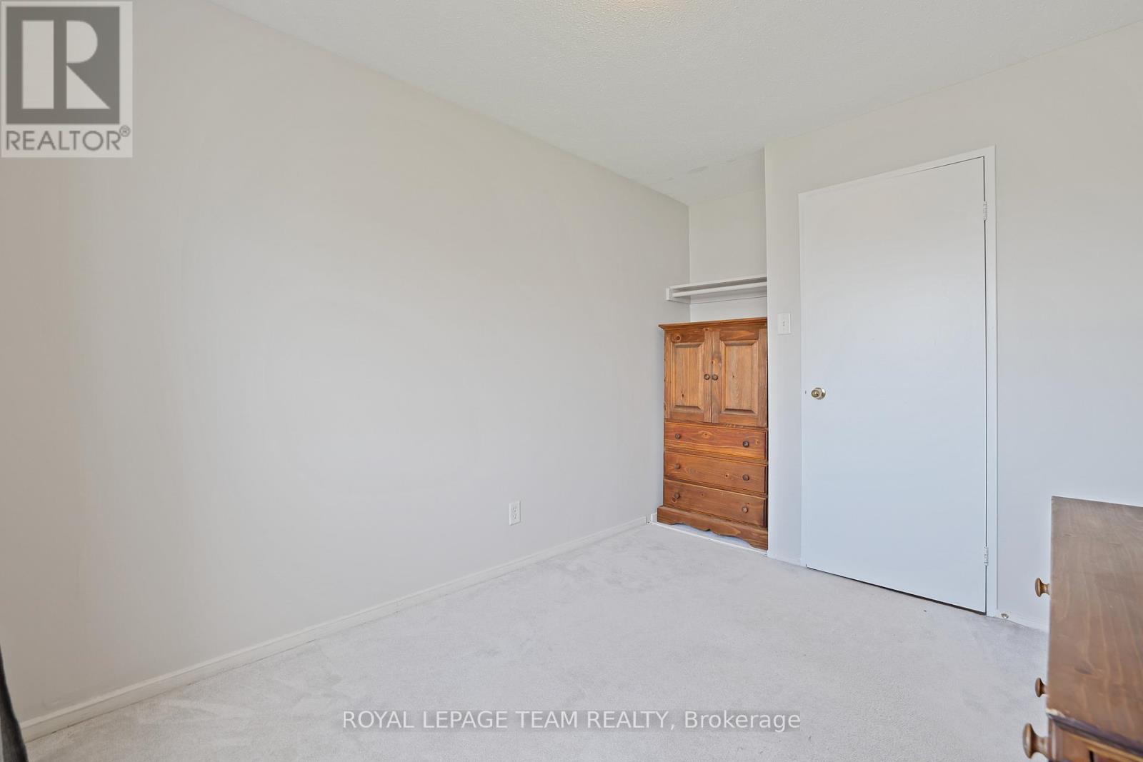 - - 2942 Fairlea Crescent