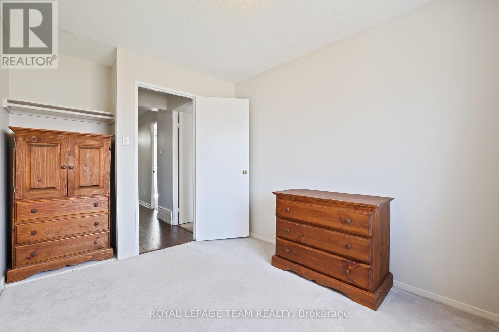 - - 2942 Fairlea Crescent