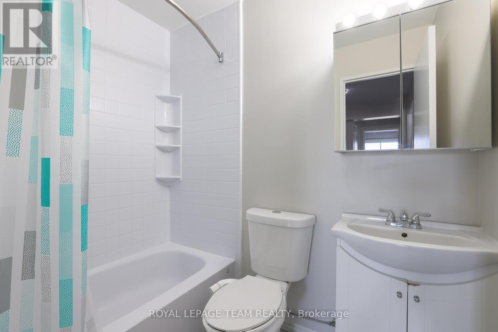 - - 2942 Fairlea Crescent