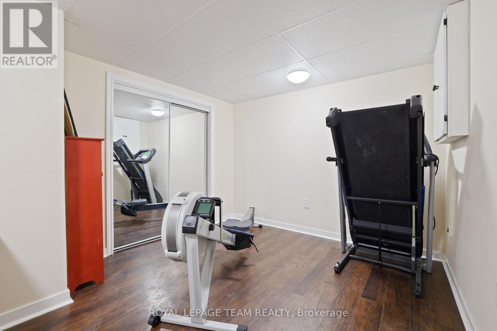 - - 2942 Fairlea Crescent