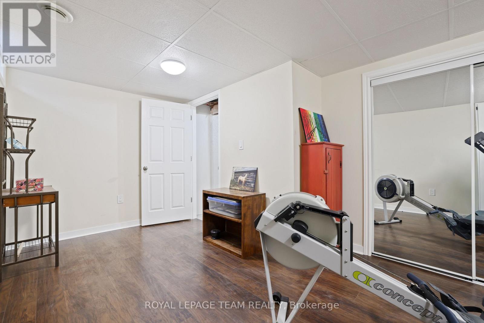 - - 2942 Fairlea Crescent