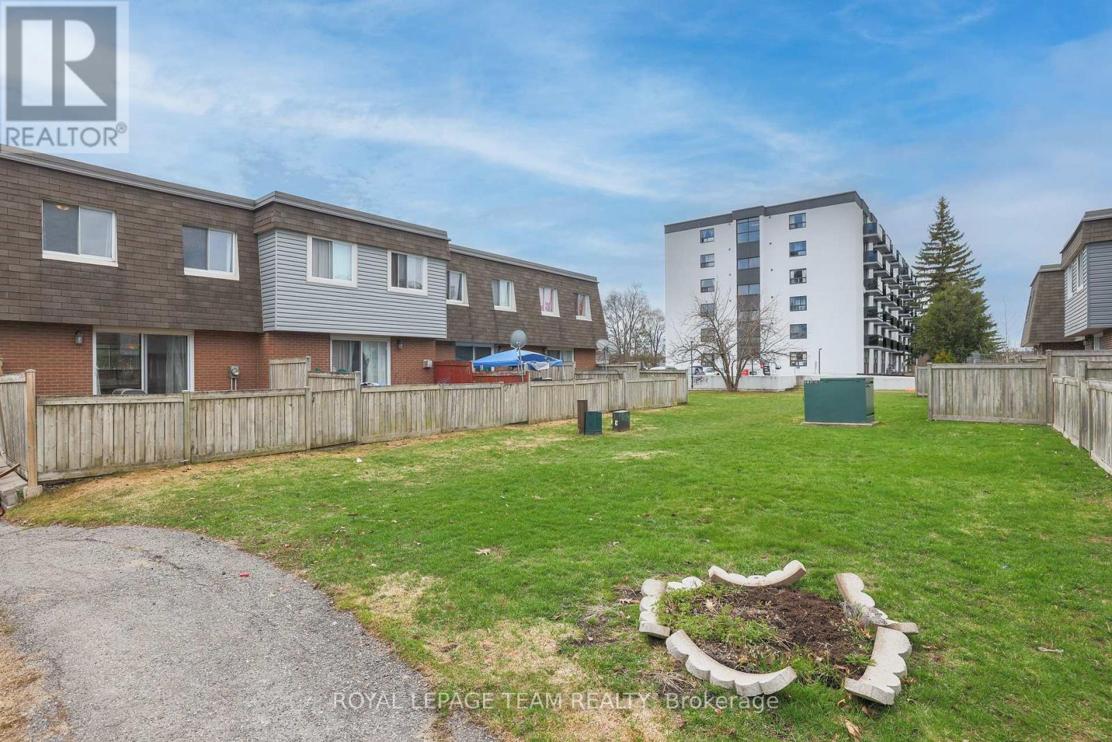 - - 2942 Fairlea Crescent