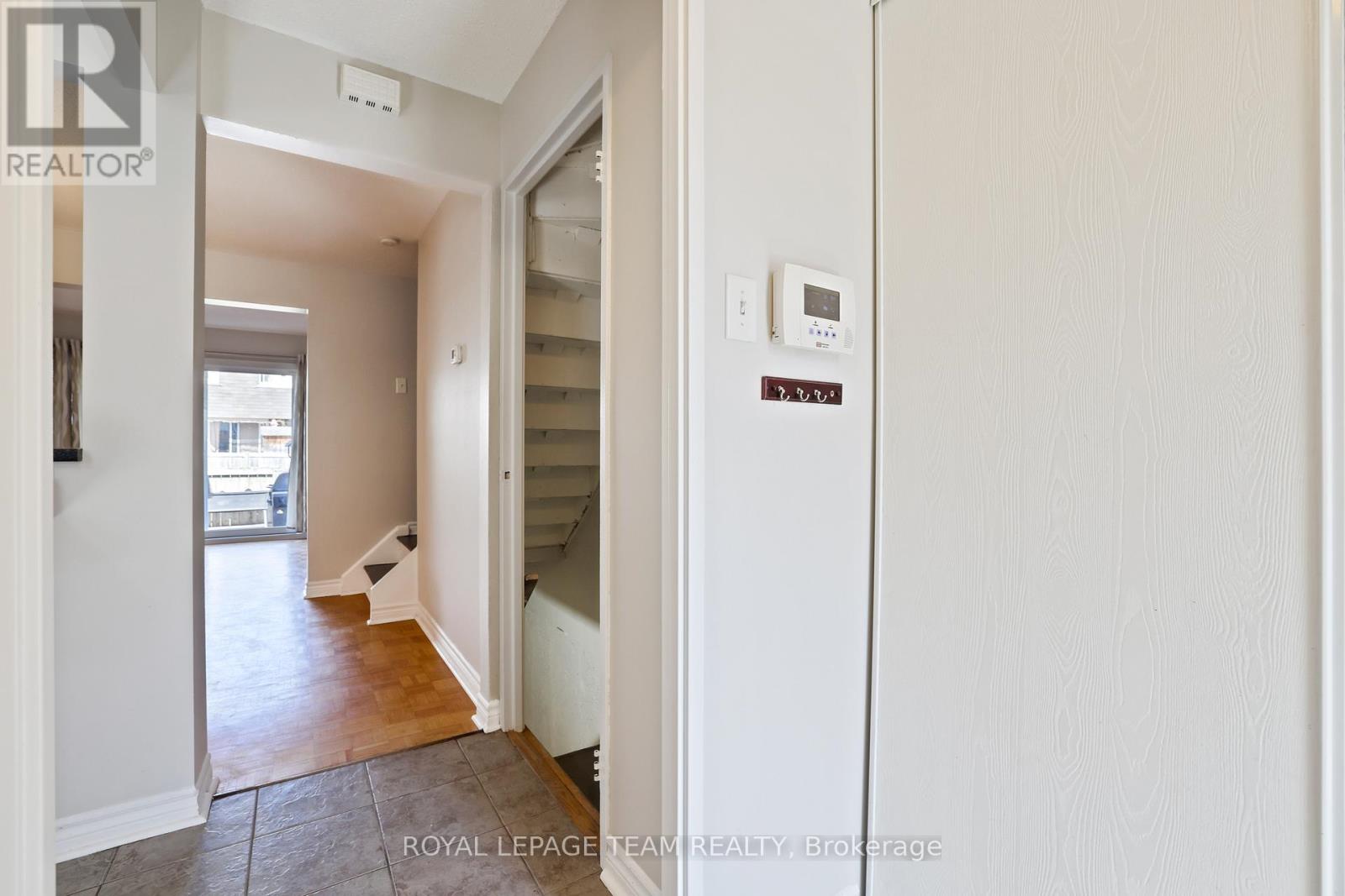 - - 2942 Fairlea Crescent