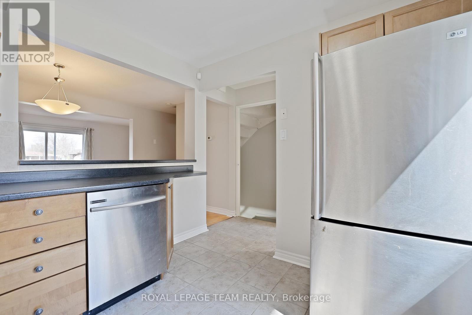 - - 2942 Fairlea Crescent