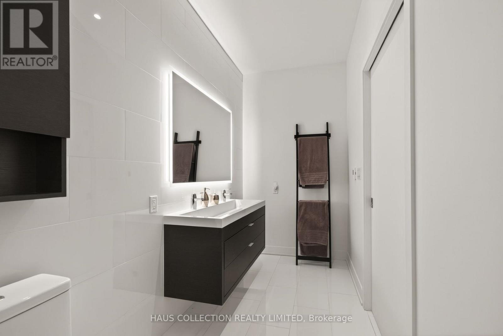 Ph2302 - 20 Daly Avenue