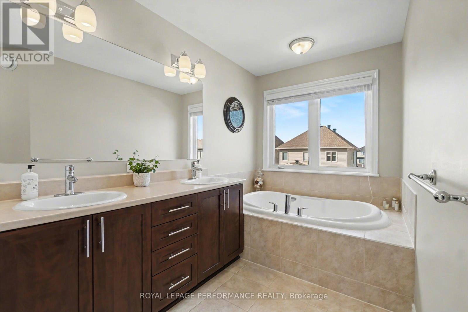 1828 Mickelberry Crescent