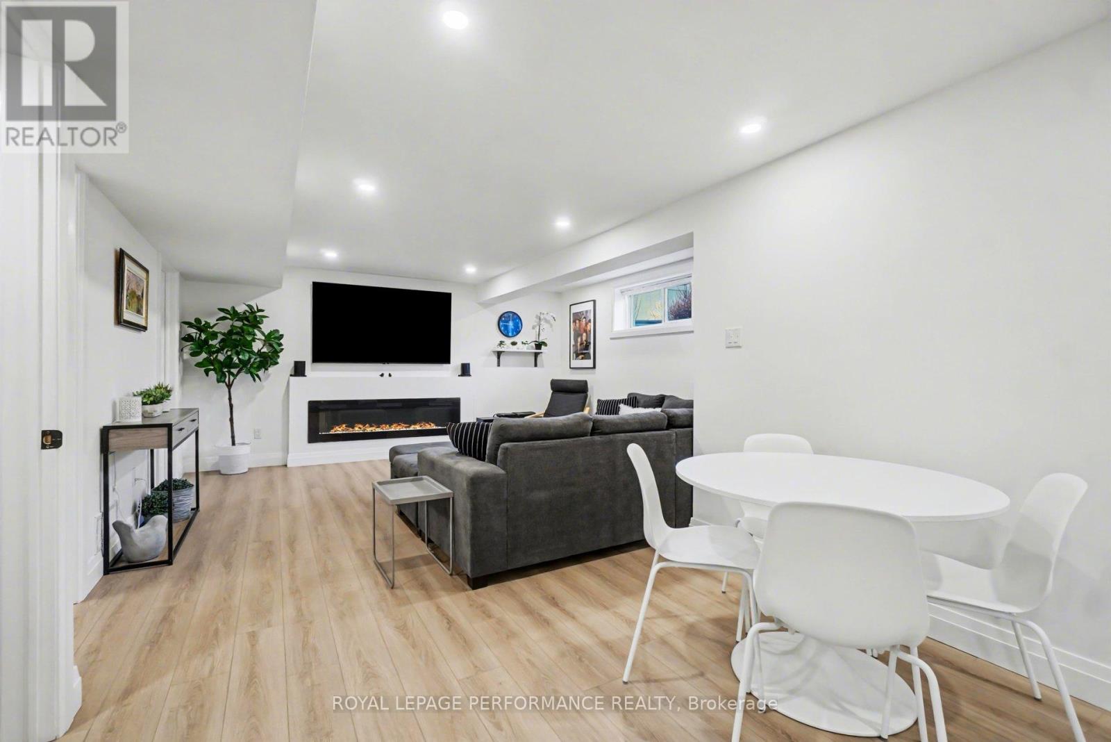 1828 Mickelberry Crescent