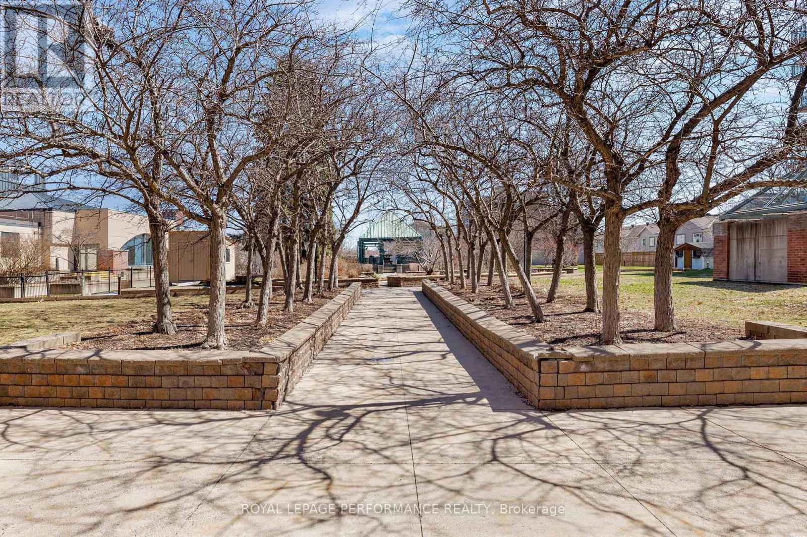 611 - 45 Holland Avenue