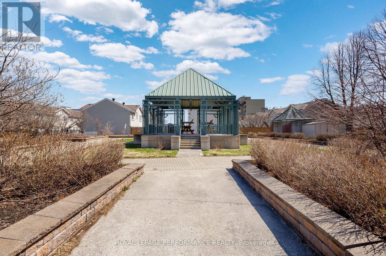 611 - 45 Holland Avenue