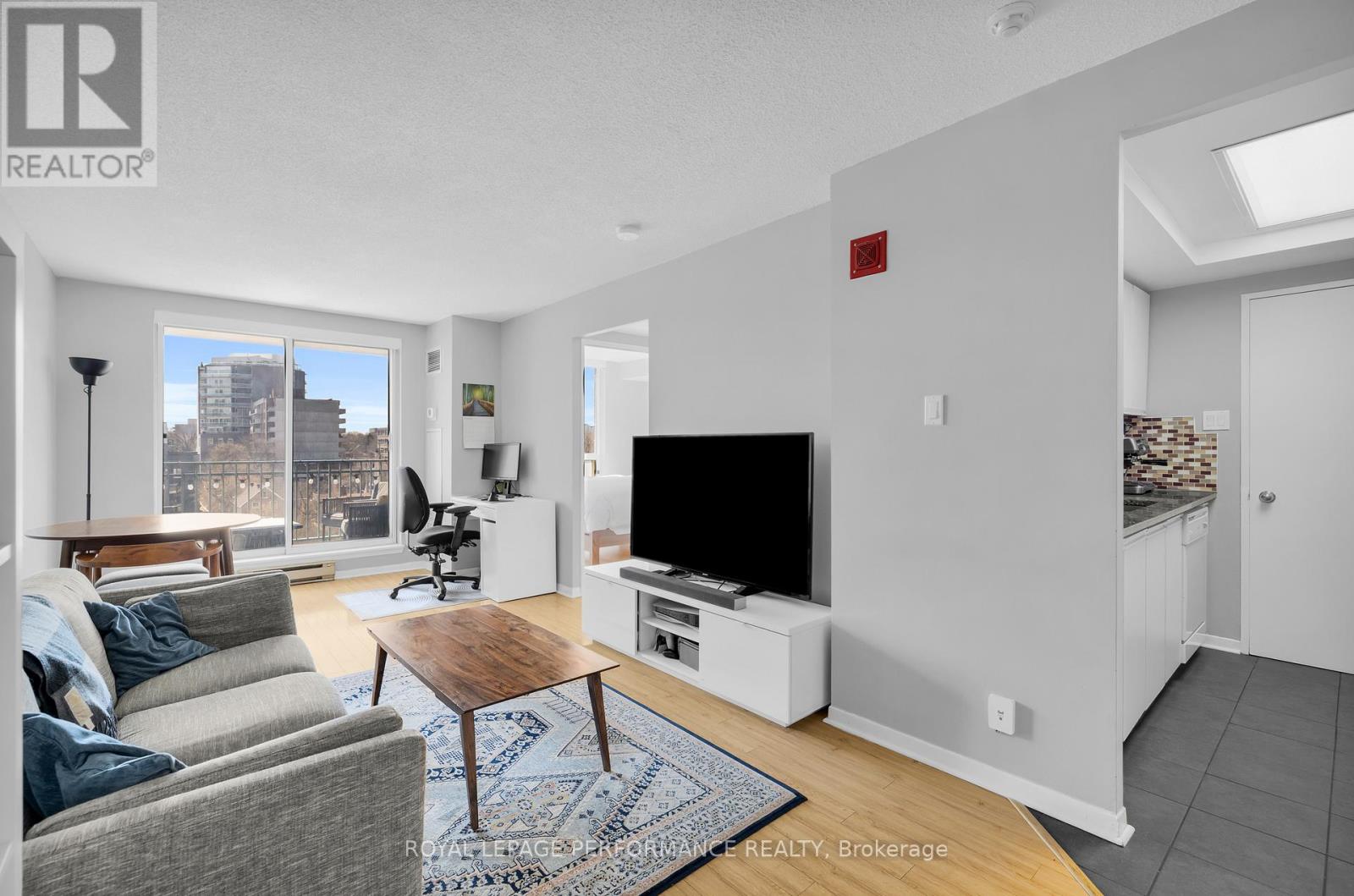 611 - 45 Holland Avenue