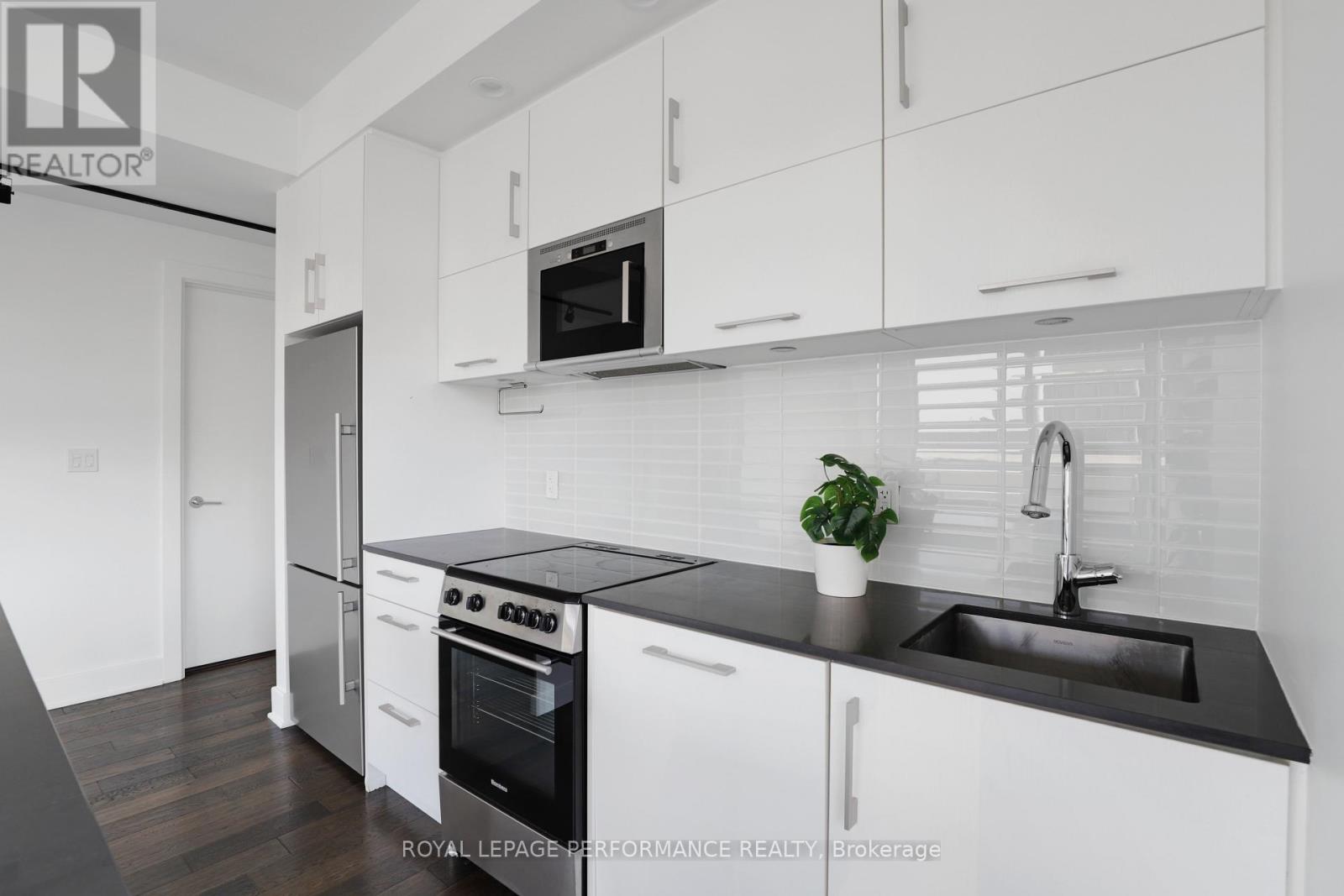 1603 - 255 Bay Street