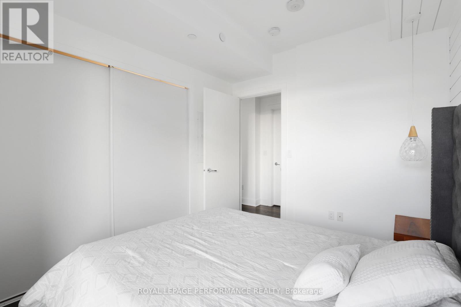 1603 - 255 Bay Street