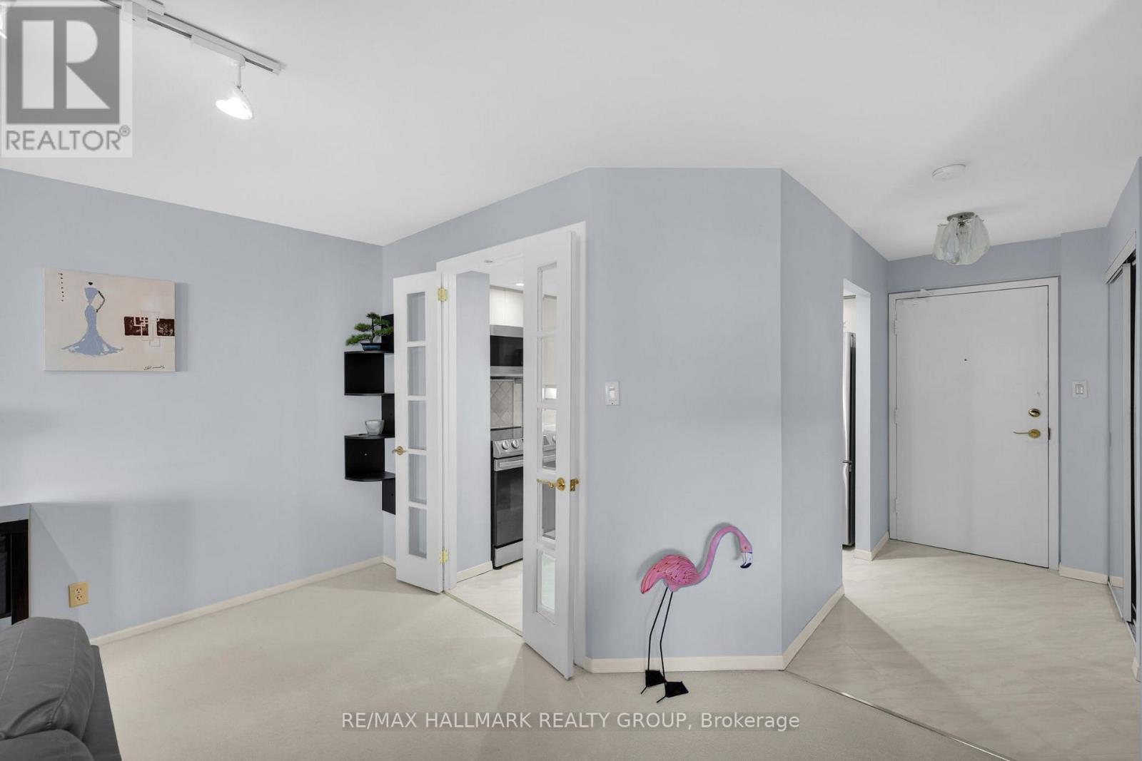 810 - 151 Bay Street