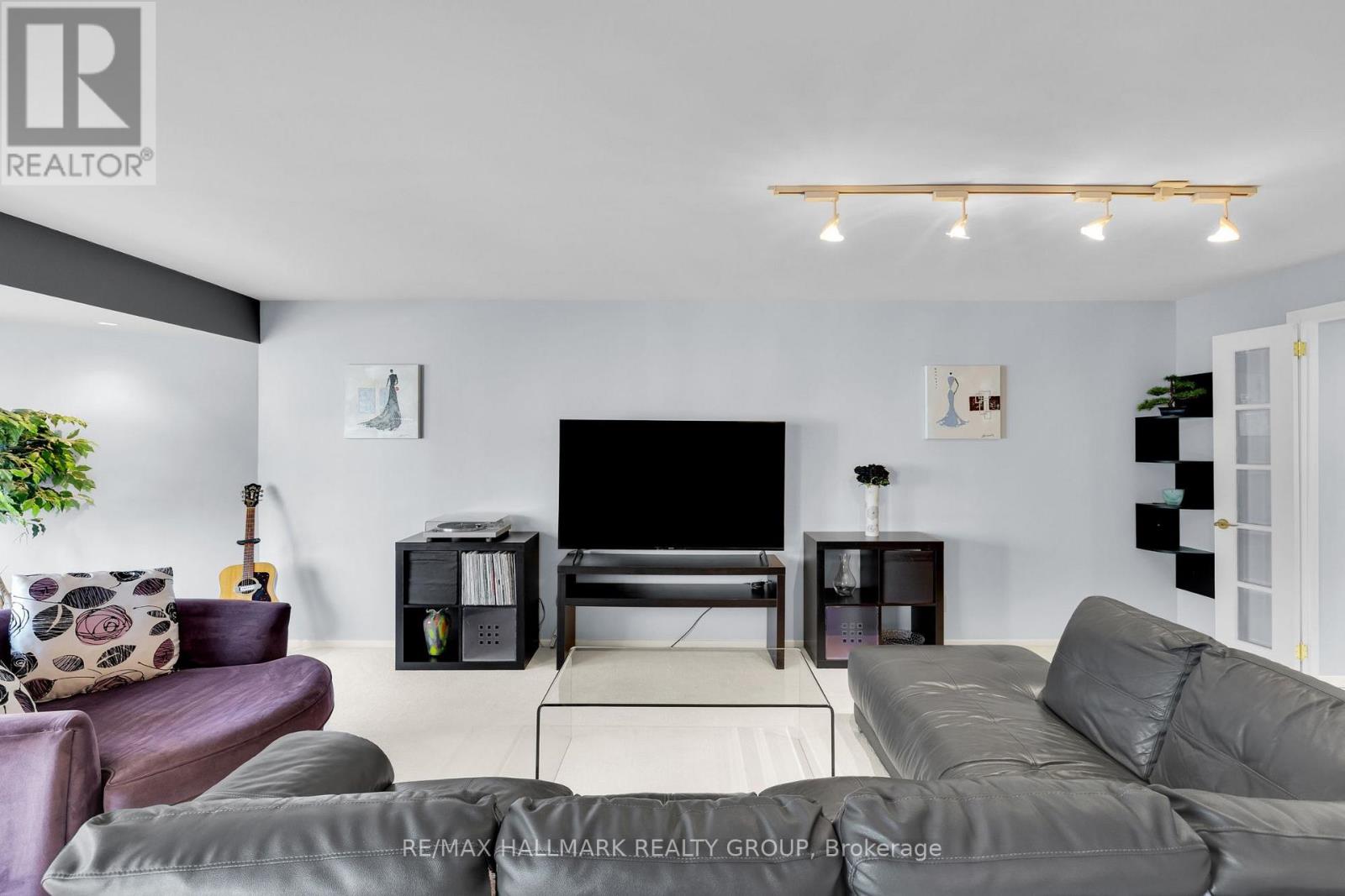 810 - 151 Bay Street