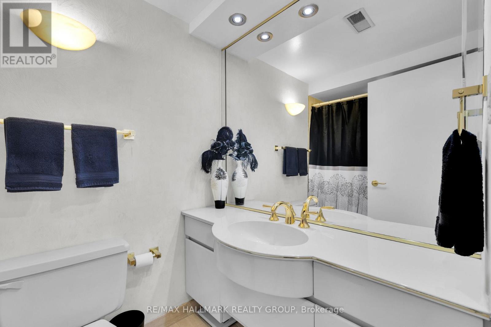 810 - 151 Bay Street