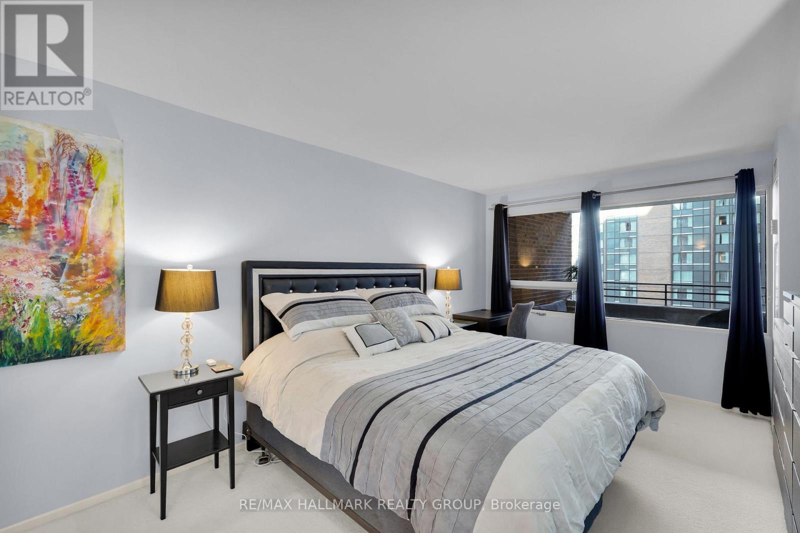 810 - 151 Bay Street