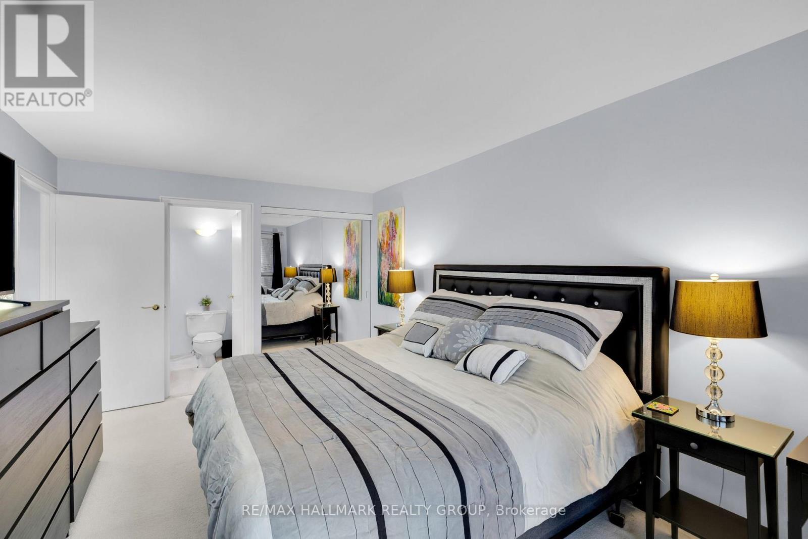 810 - 151 Bay Street