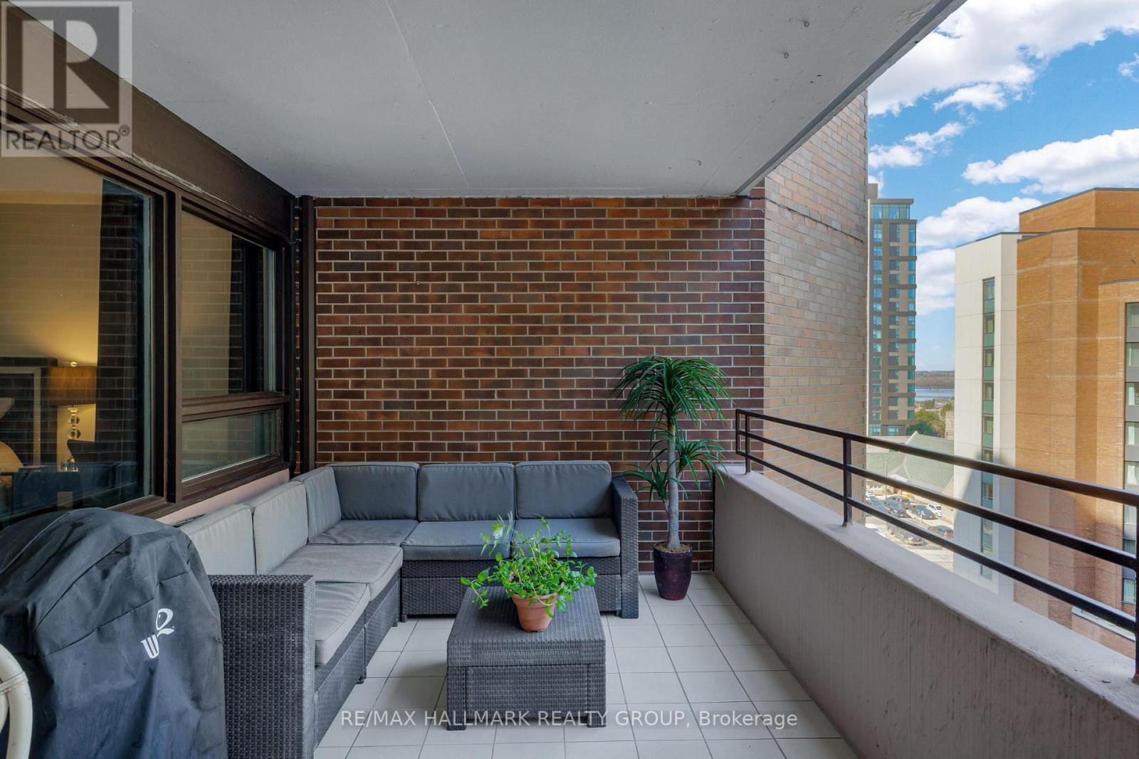 810 - 151 Bay Street