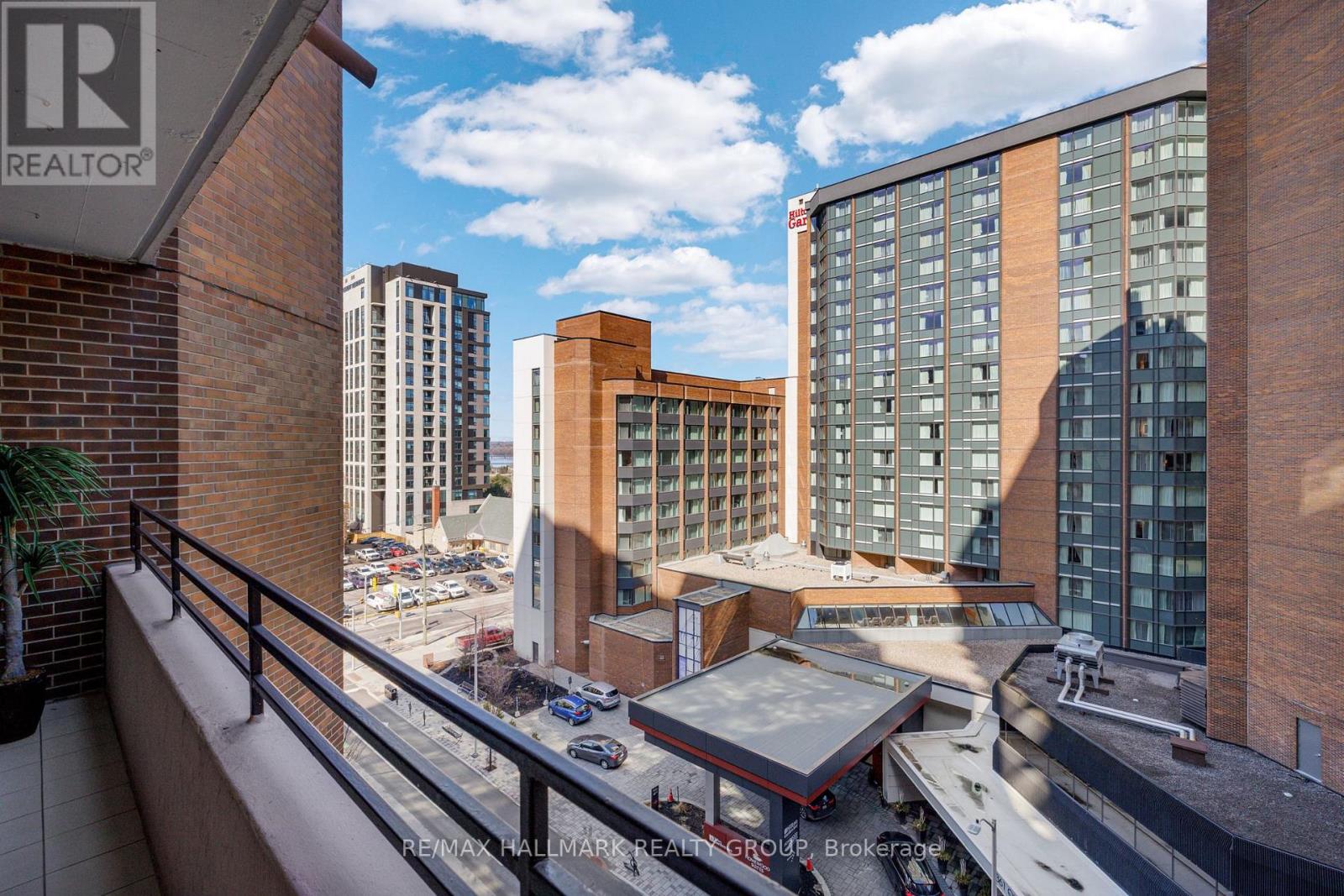 810 - 151 Bay Street