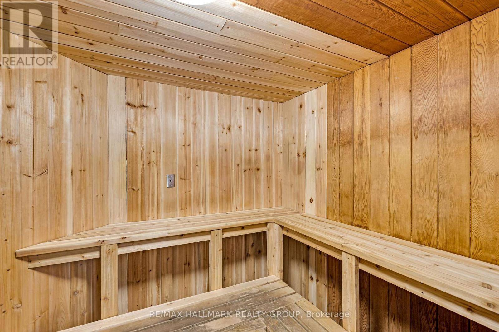 810 - 151 Bay Street