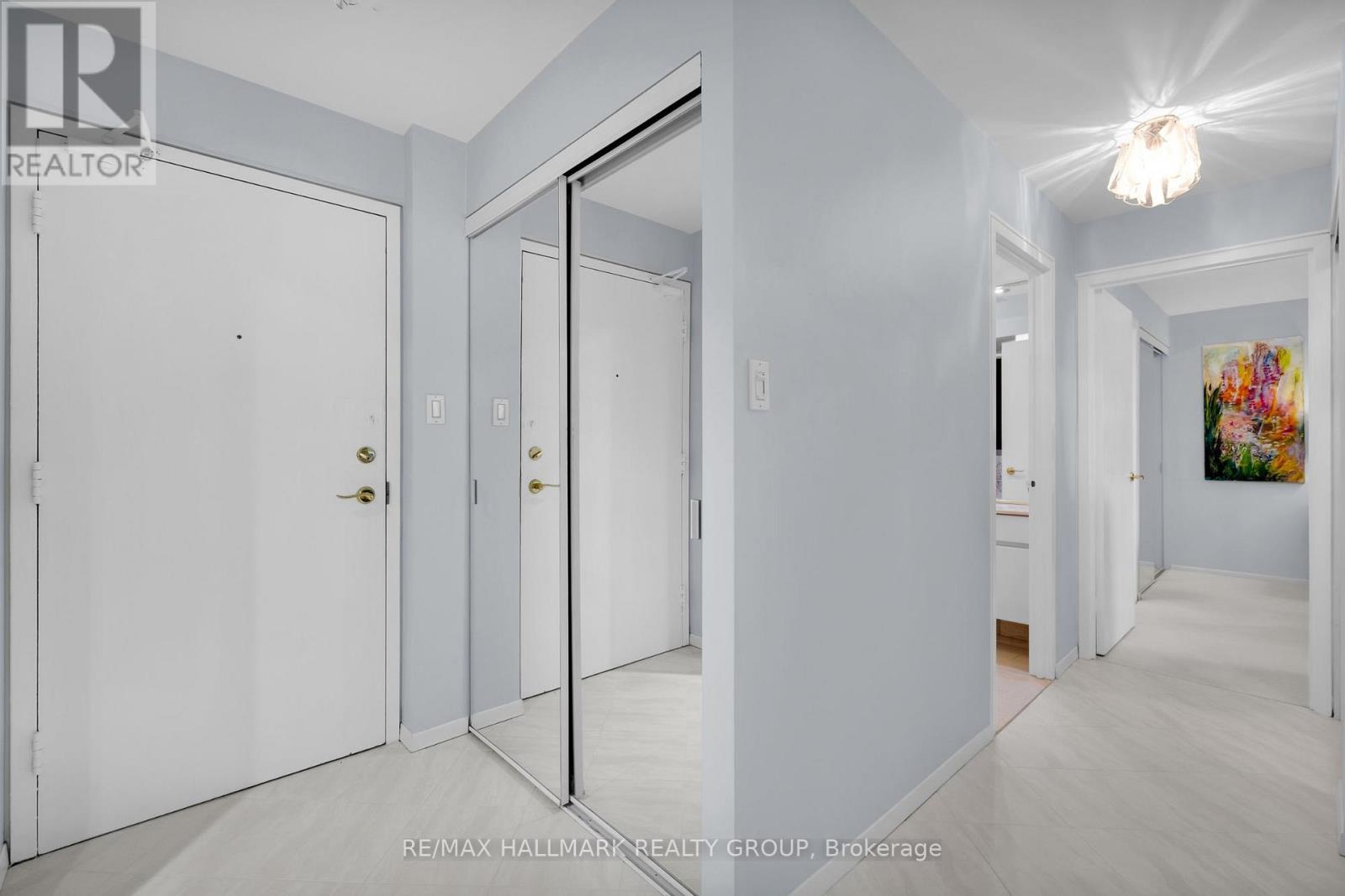 810 - 151 Bay Street