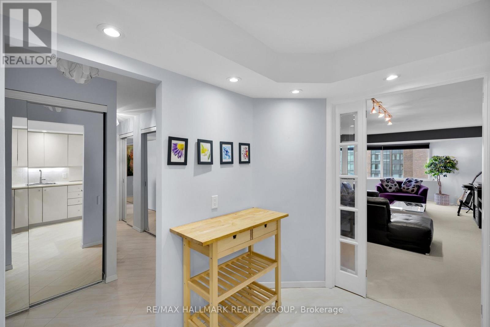 810 - 151 Bay Street