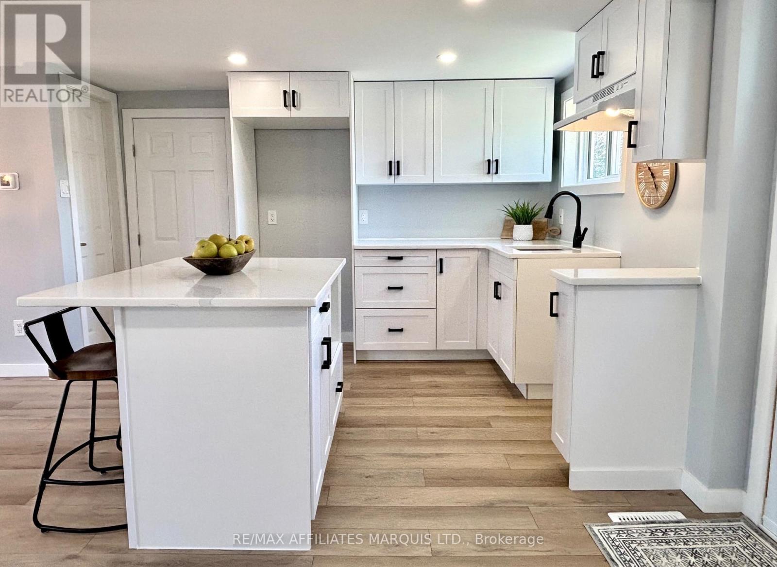 19 Alexander Street W