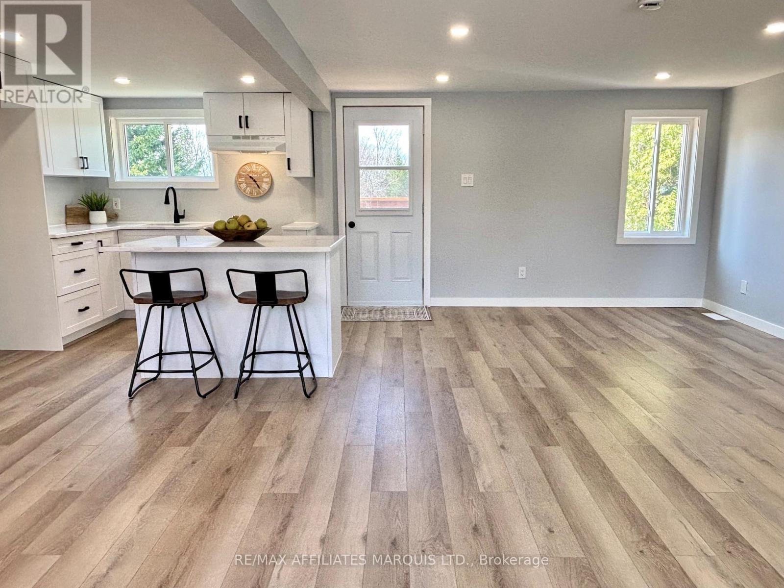 19 Alexander Street W