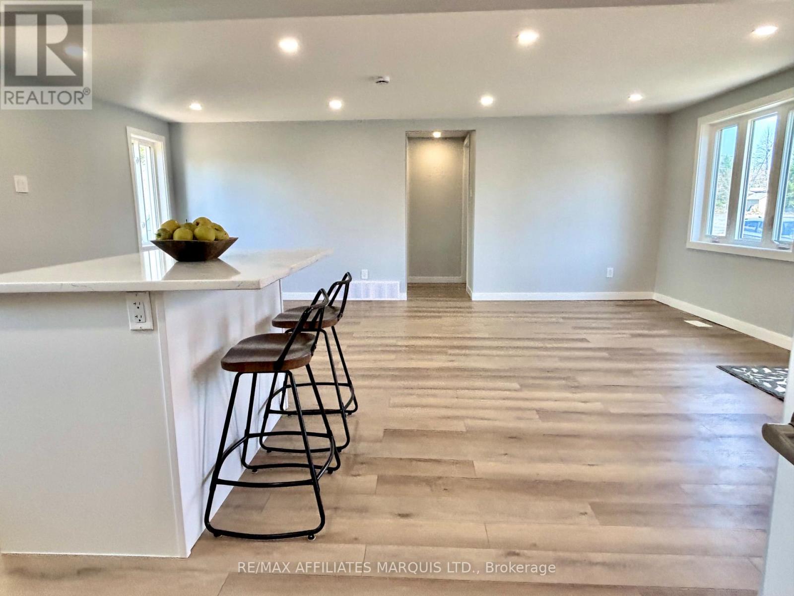 19 Alexander Street W