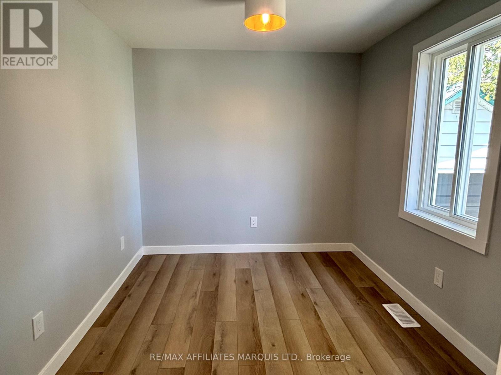 19 Alexander Street W