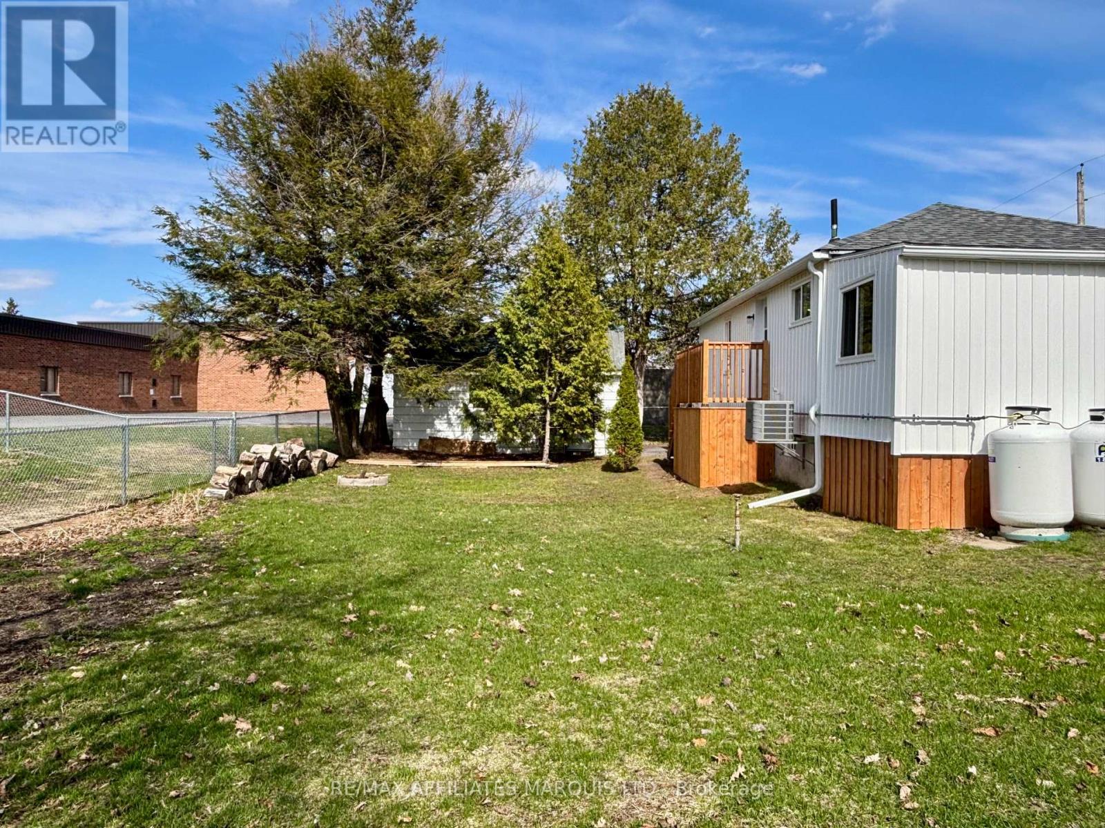 19 Alexander Street W