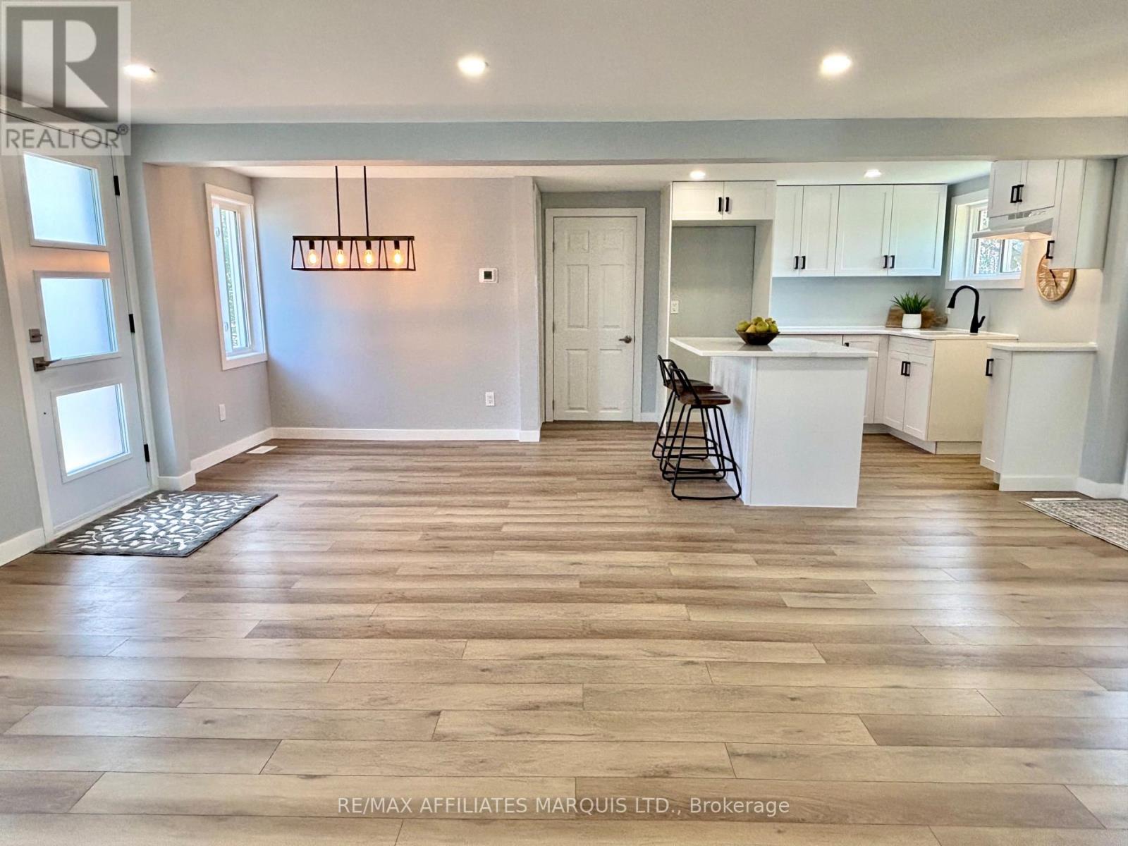 19 Alexander Street W