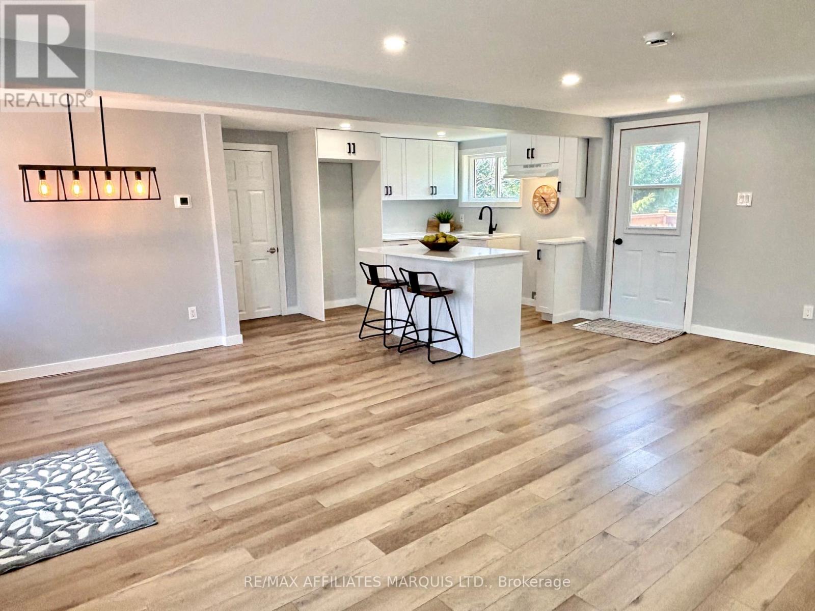 19 Alexander Street W