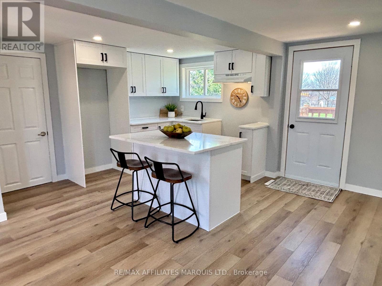 19 Alexander Street W