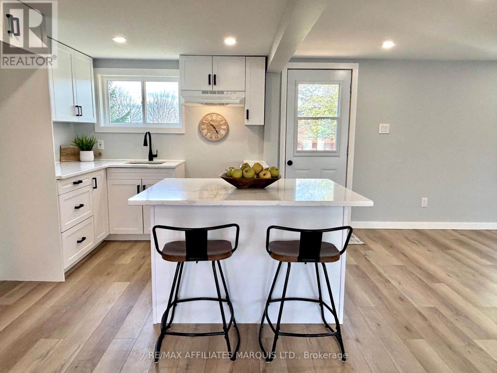 19 Alexander Street W