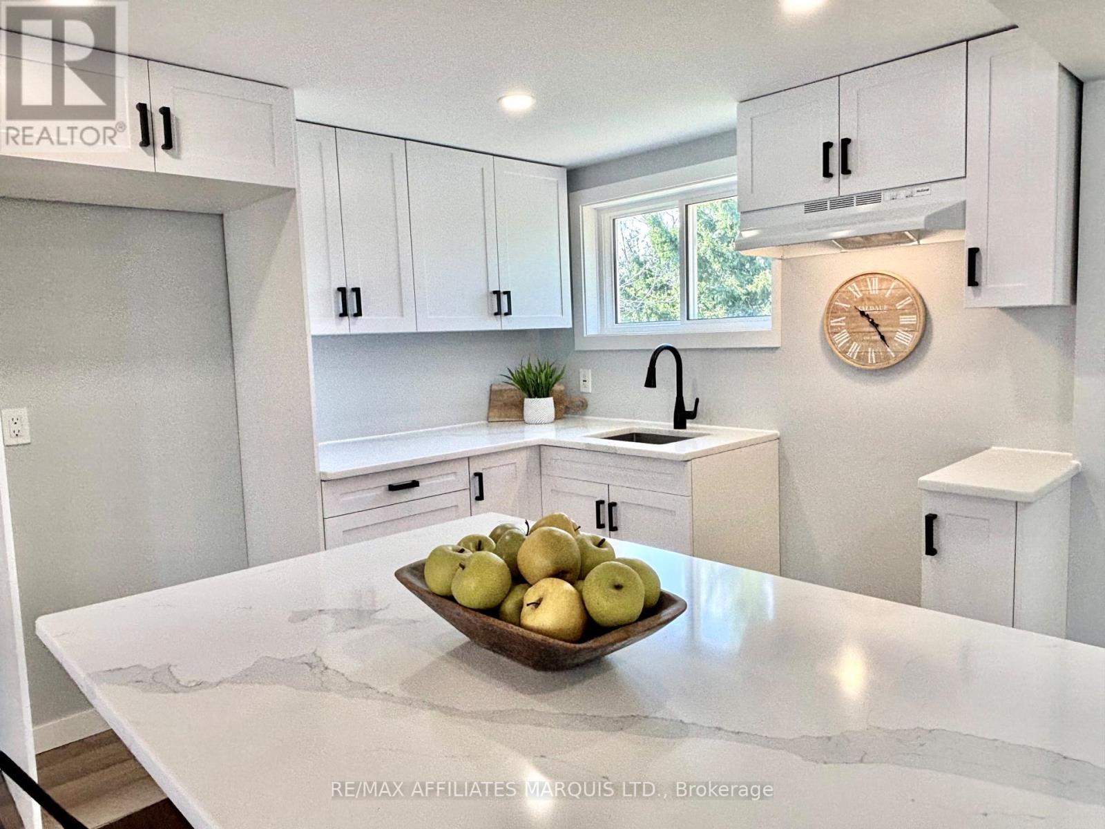 19 Alexander Street W