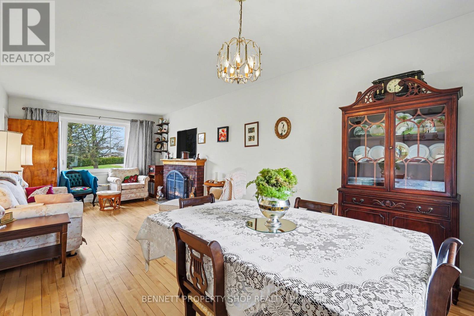 1953 Saunderson Drive