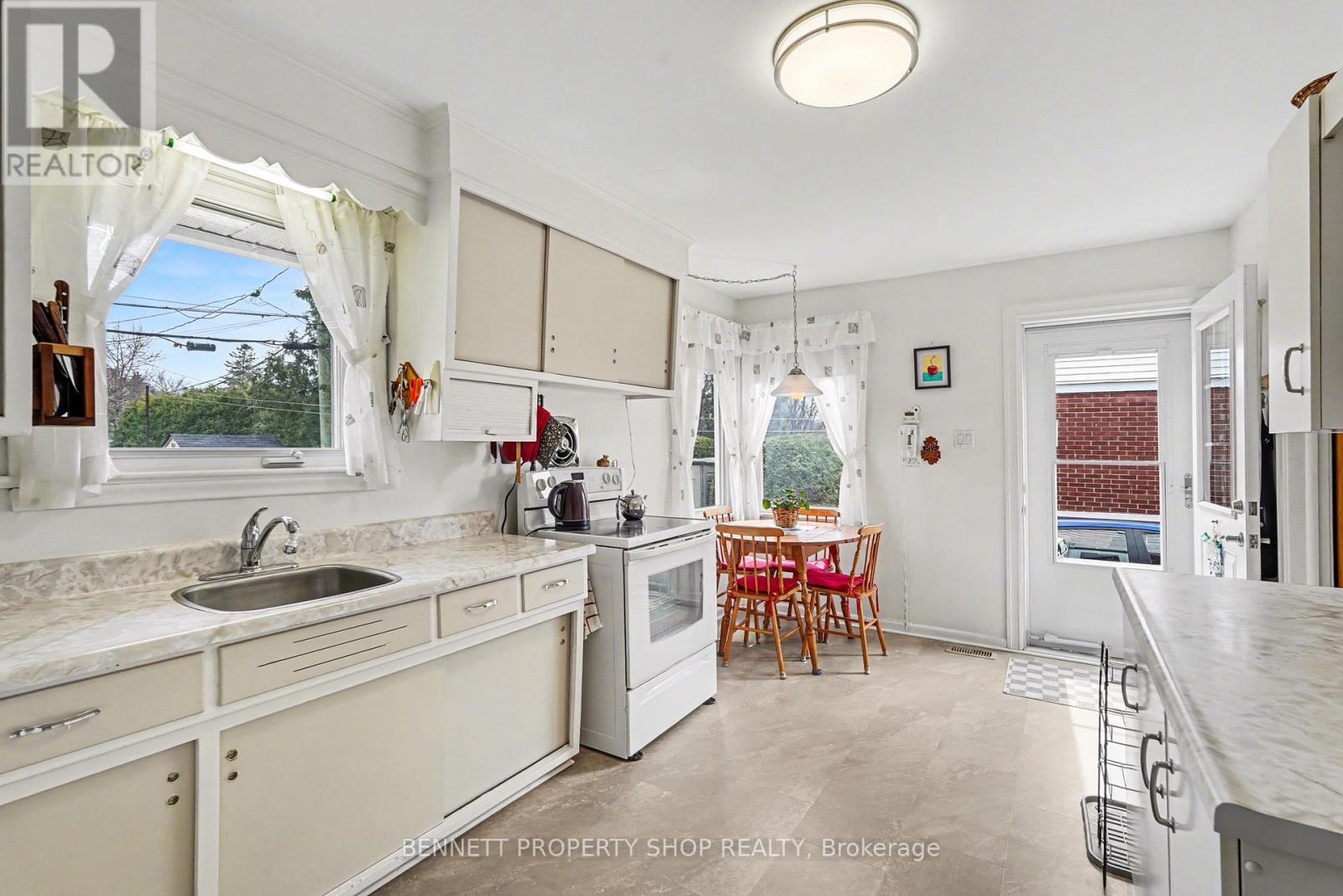 1953 Saunderson Drive