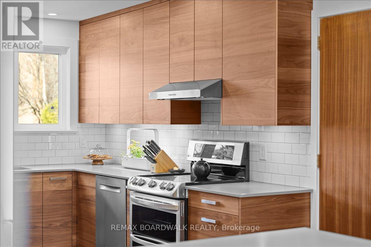 1912 Oakdean Crescent