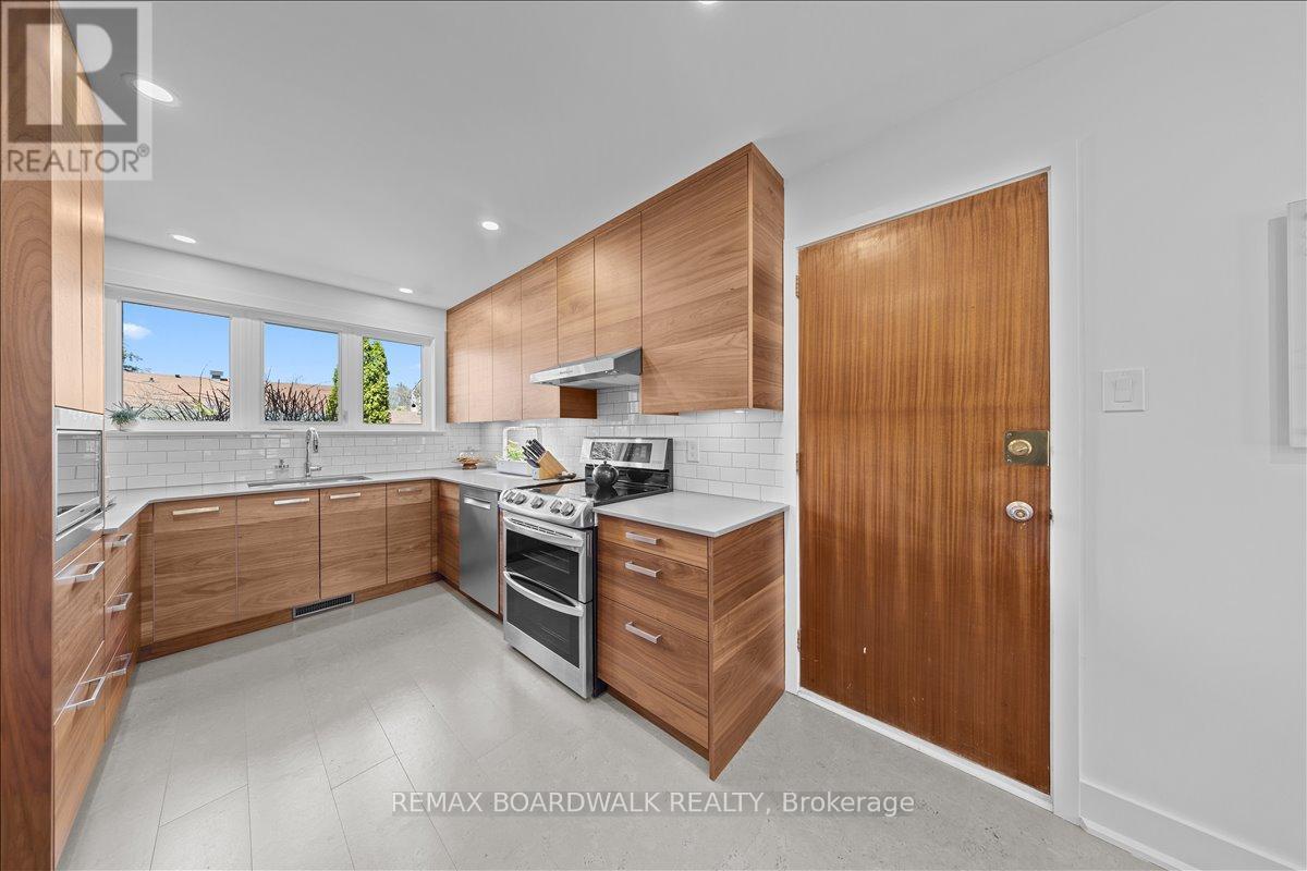 1912 Oakdean Crescent