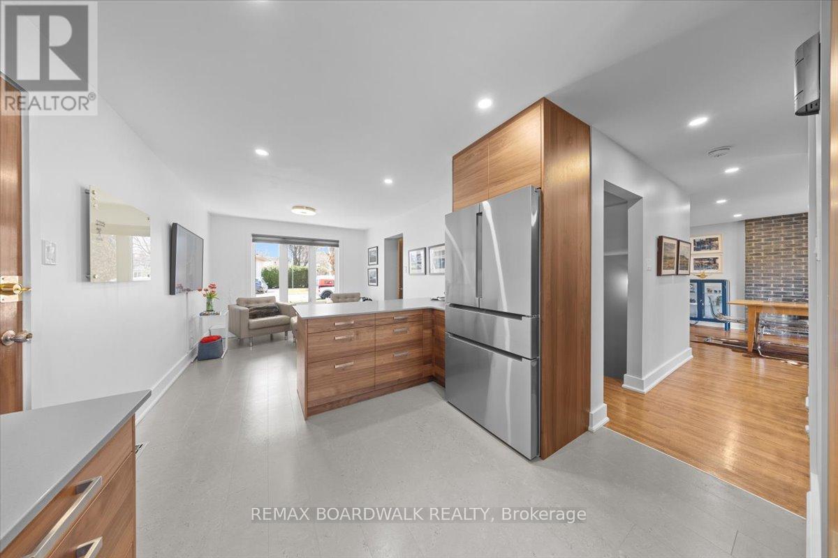 1912 Oakdean Crescent